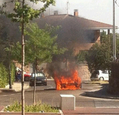 Arde un coche en las inmediaciones del Instituto de Torrelodones