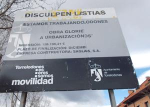 Torrelodones, un cartel pide disculpas a las “tias” por nuevas obras
