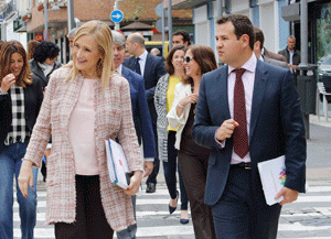 La presidenta Cristina Cifuentes con el alcalde José de la Uz, paseando por Las Rozas