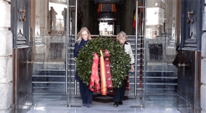 Cifuentes y Carmena depositan una corona de laurel en recuerdo a las víctimas del 11M
