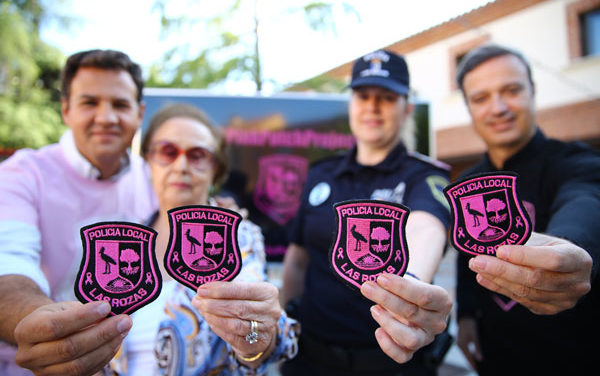 Uniformes y vehículos de la Policía local de Las Rozas lucirán parches rosas