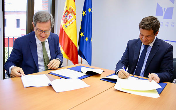 El Ayuntamiento de Las Rozas firma un convenio con Iberdrola para el soterramiento  de los cables aéreos de suministro