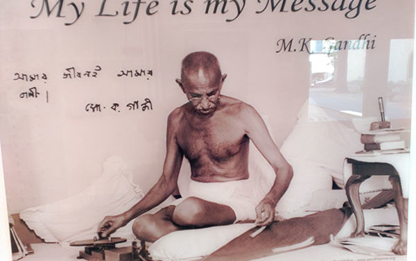 Una exposición fotográfica recorre la vida de Gandhi