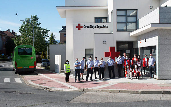 La empresa Larrea y sus trabajadores entregan productos infantiles a Cruz Roja Collado Villalba