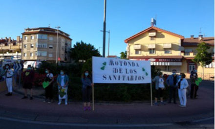 Vecinos de Guadarrama se concentran frente al Hospital en apoyo a los sanitarios