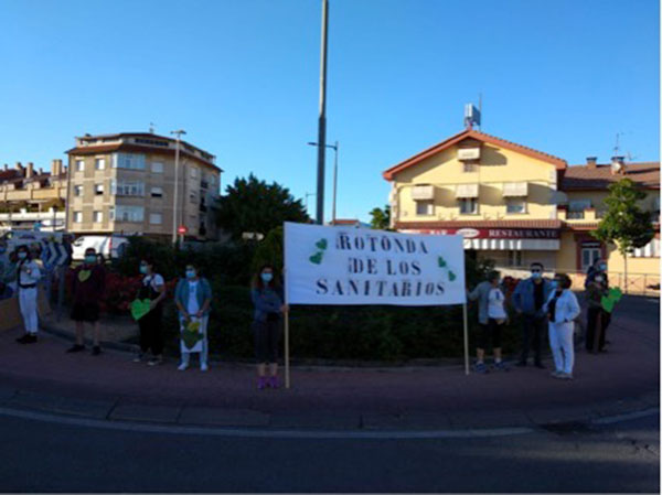 Vecinos de Guadarrama se concentran frente al Hospital en apoyo a los sanitarios