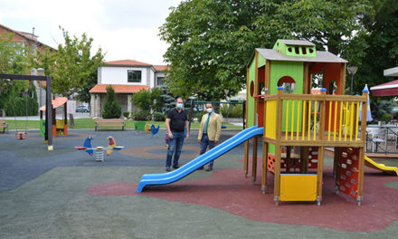 El Ayuntamiento de Guadarrama renueva los juegos infantiles en los parques