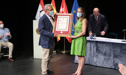 El director del Centro de Salud recoge la Medalla de Oro del Real Sitio, en nombre del pueblo de San Lorenzo