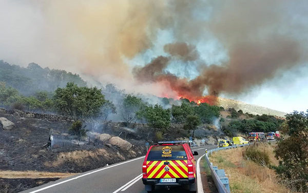 Continúa activo el incendio iniciado ayer en Robledo de Chavela