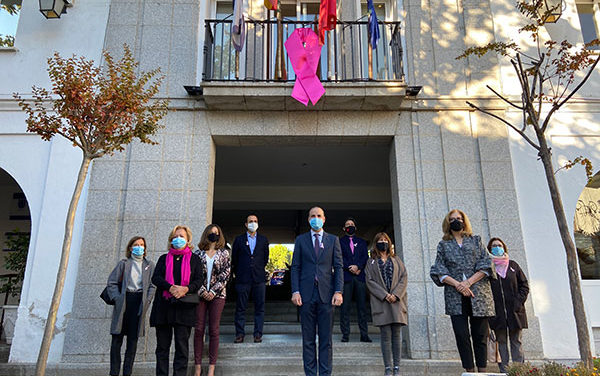 El Ayuntamiento de Majadahonda se ilumina de rosa por el Día Mundial contra el cáncer de mama