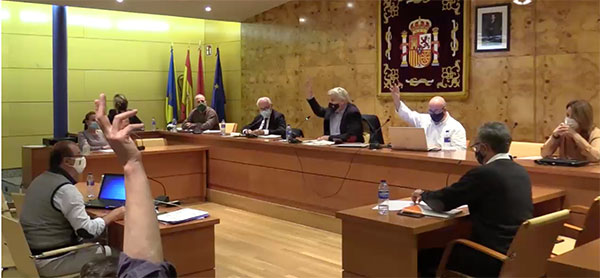 Vox y Cs Torrelodones piden flexibilizar la normativa para cerrar las terrazas a la hostelería