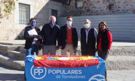 Alfonso Serrano participa en la recogida de firmas contra la Ley Celaá en Torrelodones
