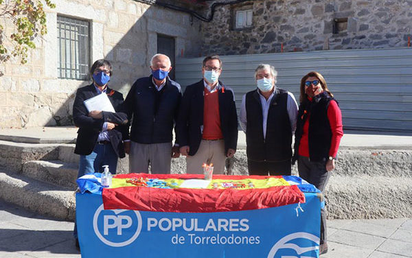 Alfonso Serrano participa en la recogida de firmas contra la Ley Celaá en Torrelodones