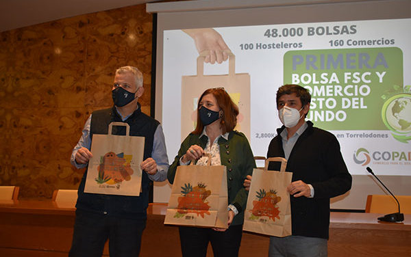 El Ayuntamiento de Torrelodones distribuirá 48.000 bolsas con certificado FSC entre comercios y hostelería