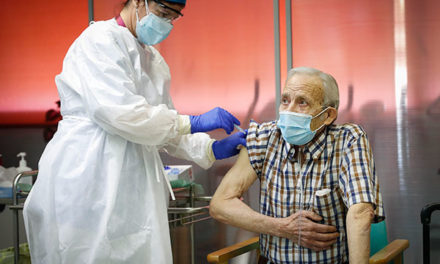 Un residente de 72 años, primer madrileño en ser vacunado contra el Covid