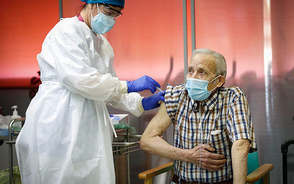 Un residente de 72 años, primer madrileño en ser vacunado contra el Covid