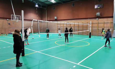 El colegio Antonio Machado cuenta con un nuevo suelo en el pabellón deportivo