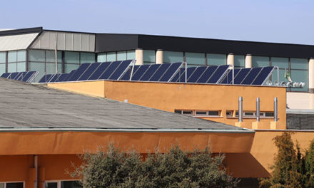El Ayuntamiento de Galapagar instala 40 paneles solares en la piscina cubierta