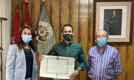 El Escorial entrega la Cruz de la Orden de Isabel la Católica al teniente de la Guardia civil