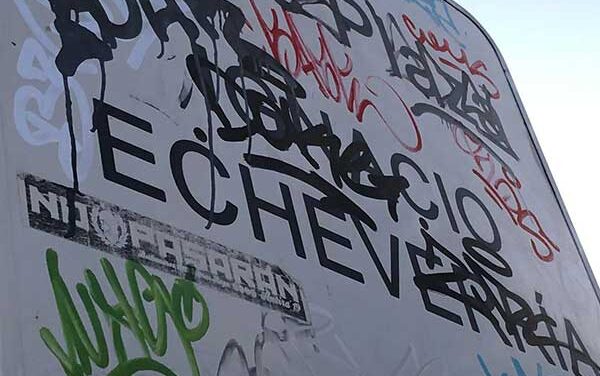 Torrelodones: el cartel en memoria de Ignacio Echeverría completamente grafiteado