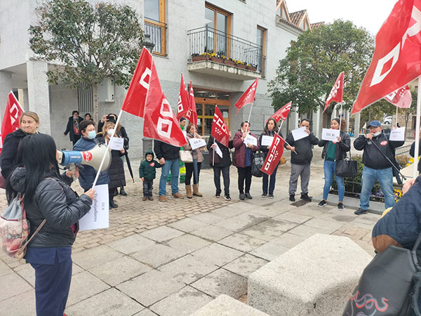 Trabajadores de la empresa DLR piden en Torrelodones el pago de sus nóminas