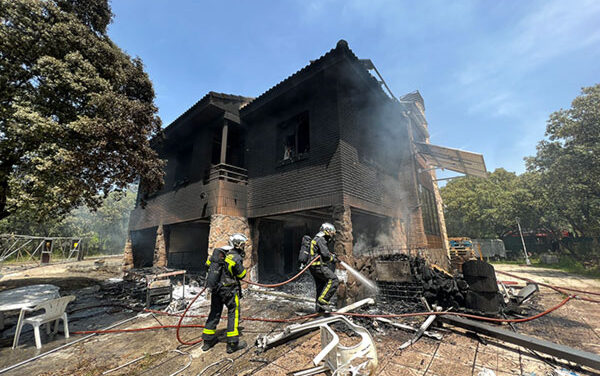 Cinco dotaciones de bomberos intervienen en el incendio de una vivienda de Alpedrete
