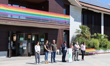 Galapagar se tiñe de los colores del arcoíris para conmemorar el Día del Orgullo LGTBI
