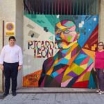 Unos murales urbanos decoran las puertas de la Biblioteca Ricardo León de Galapagar