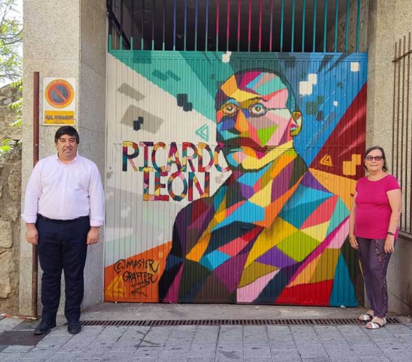 Unos murales urbanos decoran las puertas de la Biblioteca Ricardo León de Galapagar