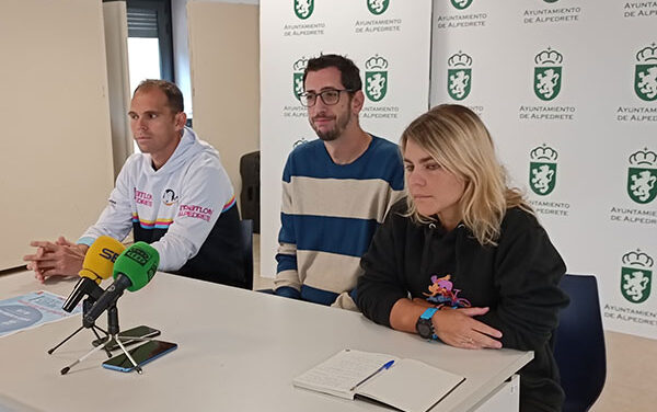 El Club Triatlón de Alpedrete organiza el I evento solidario infantil: natación por equipos