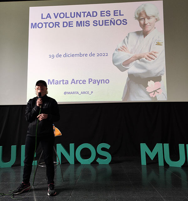 La deportista Marta Arce traslada a los jóvenes de Guadarrama su historia de superación