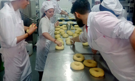 Alumnos del curso de pastelería de Guadarrama preparan los roscones de reyes