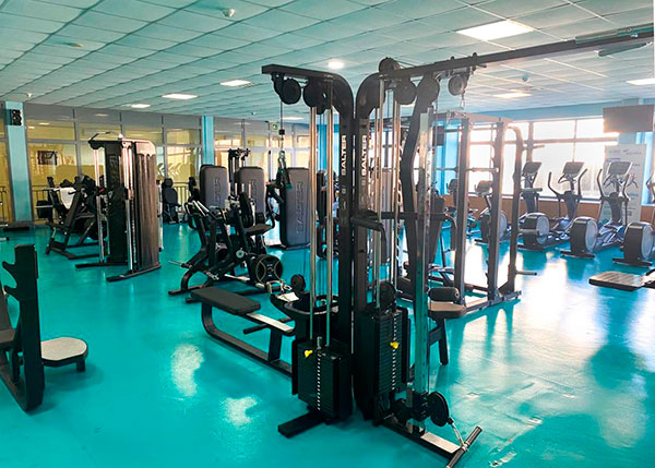 El Polideportivo de San Lorenzo de El Escorial estrena máquinas en la sala de musculación