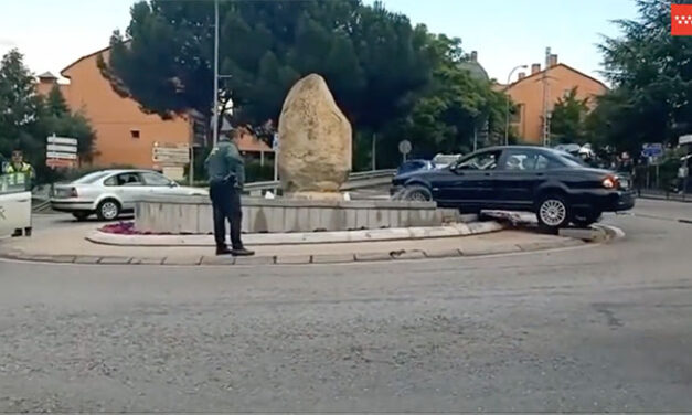 Un coche acaba subido en la fuente de la Plaza del Dedo Gordo de Torrelodones