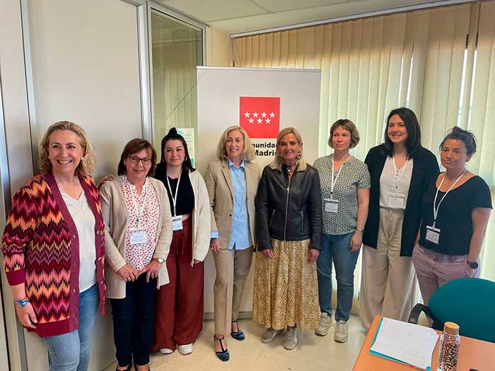 Dancausa visita un centro de atención domiciliaria a embarazadas en Collado Villalba