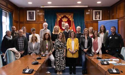 El Consejo escolar de San Lorenzo de El Escorial rinde homenaje a los docentes que se jubilan