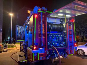 Bomberos durante el incendio de una vivienda en Guadarrama
