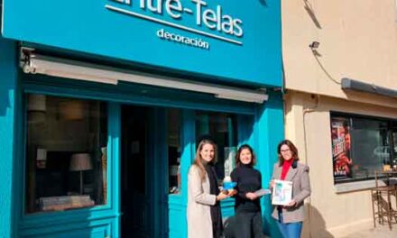 El comercio local de Torrelodones obsequia a sus clientes con bolas de Navidad serigrafiadas