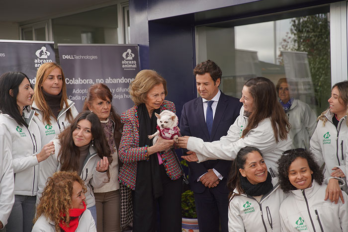 El Centro municipal de Protección animal de Las Rozas recibe la visita de la Reina Doña Sofía