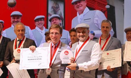 La Cofradía Gastronómica del Cocido Madrileño nombra al alcalde, regidor de honor
