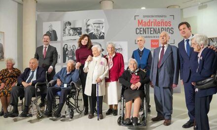 Ayuso inaugura la exposición “Madrileños centenarios. La sabiduría de la longevidad” en Las Rozas