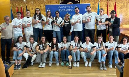 El equipo junior femenino de Baloncesto de Torrelodones, terceras de España