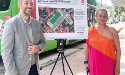 El consejero de Presidencia y la alcaldesa de Torrelodones visitan la parcela donde irá el aparcamiento disuasorio de Cercanías