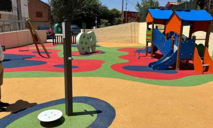 El Escorial inaugura el primer parque infantil en Peralejo