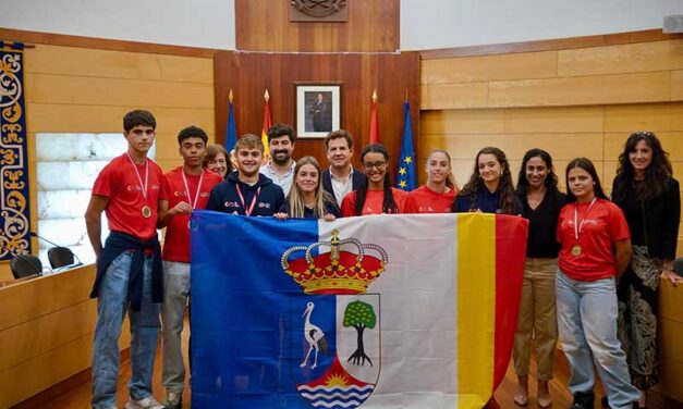 De la Uz recibió a los jugadores del LG OLED Black Demons Las Rozas