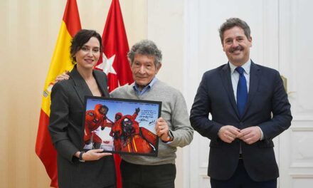 Díaz Ayuso recibe al alpinista Carlos Soria, tras coronar una nueva cumbre con 86 años