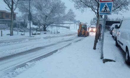 La nieve obliga a cortar la A6 desde Aravaca hasta Guadarrama