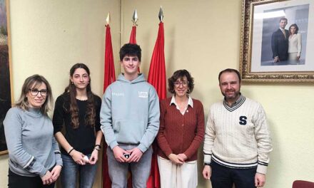El alcalde de Guadarrama se reúne con los alumnos premiados en el Congreso de Bachillerato de excelencia