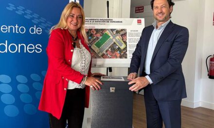 La alcaldesa de Torrelodones recibe el proyecto del aparcamiento de la estación
