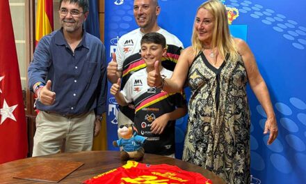 La alcaldesa de Torrelodones recibe a Adán Quesada, subcampeón del mundo de motocross con 12 años